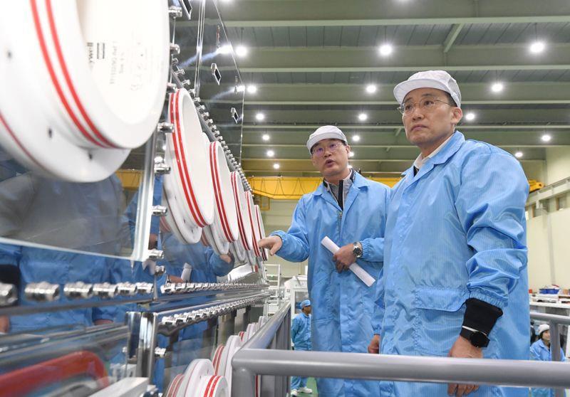 Choo Kyung-ho, Deputy Prime Minister and Minister of Strategy and Finance (right), touring the facilities of Korea Kiyon, with Lee Won-tae (Jeffrey Lee), Korea Kiyon, CEO (left). Photo from the Ministry of Economy and Finance. Courtesy of Korea Kiyon.